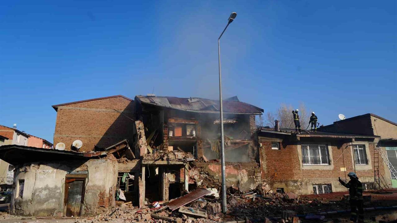 Erzurum Yakutiye'de Doğalgaz Patlaması Sonucu 2 Ev Yıkıldı, 1 Yaralı