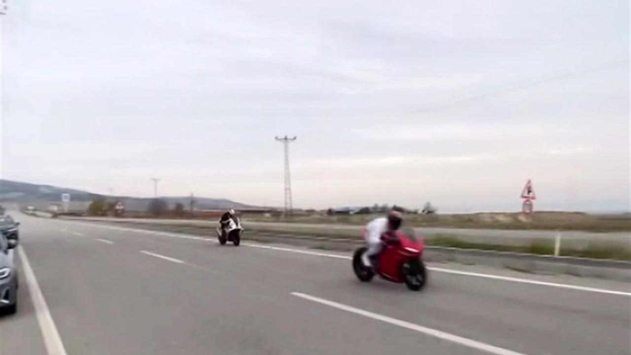 Eskişehir Tepebaşı'nda Motosikletlerin 200 Km Hızla Yaptığı Yarış İzleyenleri Endişelendirdi