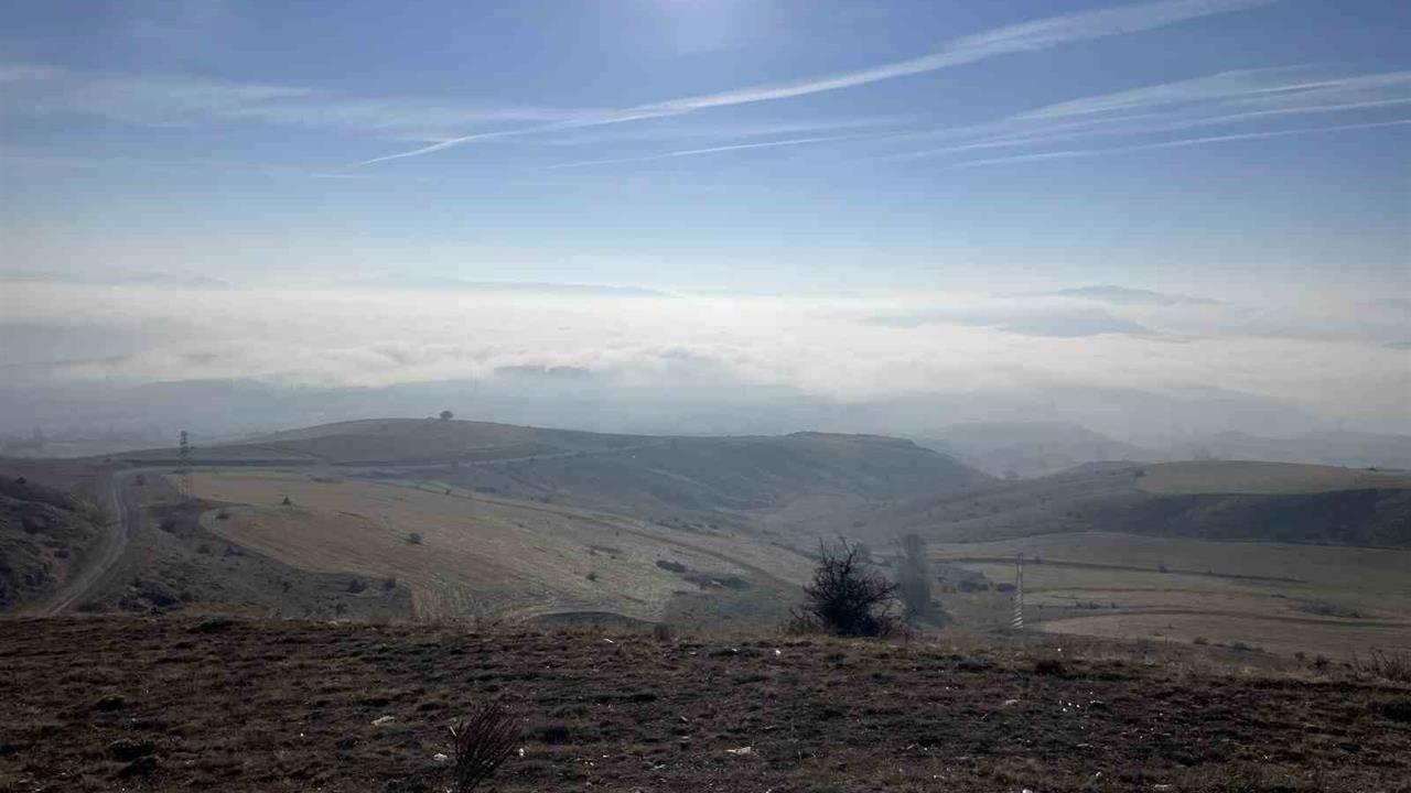 Sivas'ta Yoğun Sis Etkisiyle Beyaz Bir Örtü Oluştu