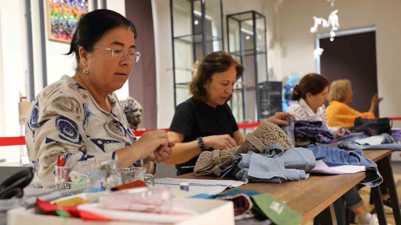 Antalya'da Eski Kıyafetlerle İleri Dönüşüm Atölyesi Düzenlendi