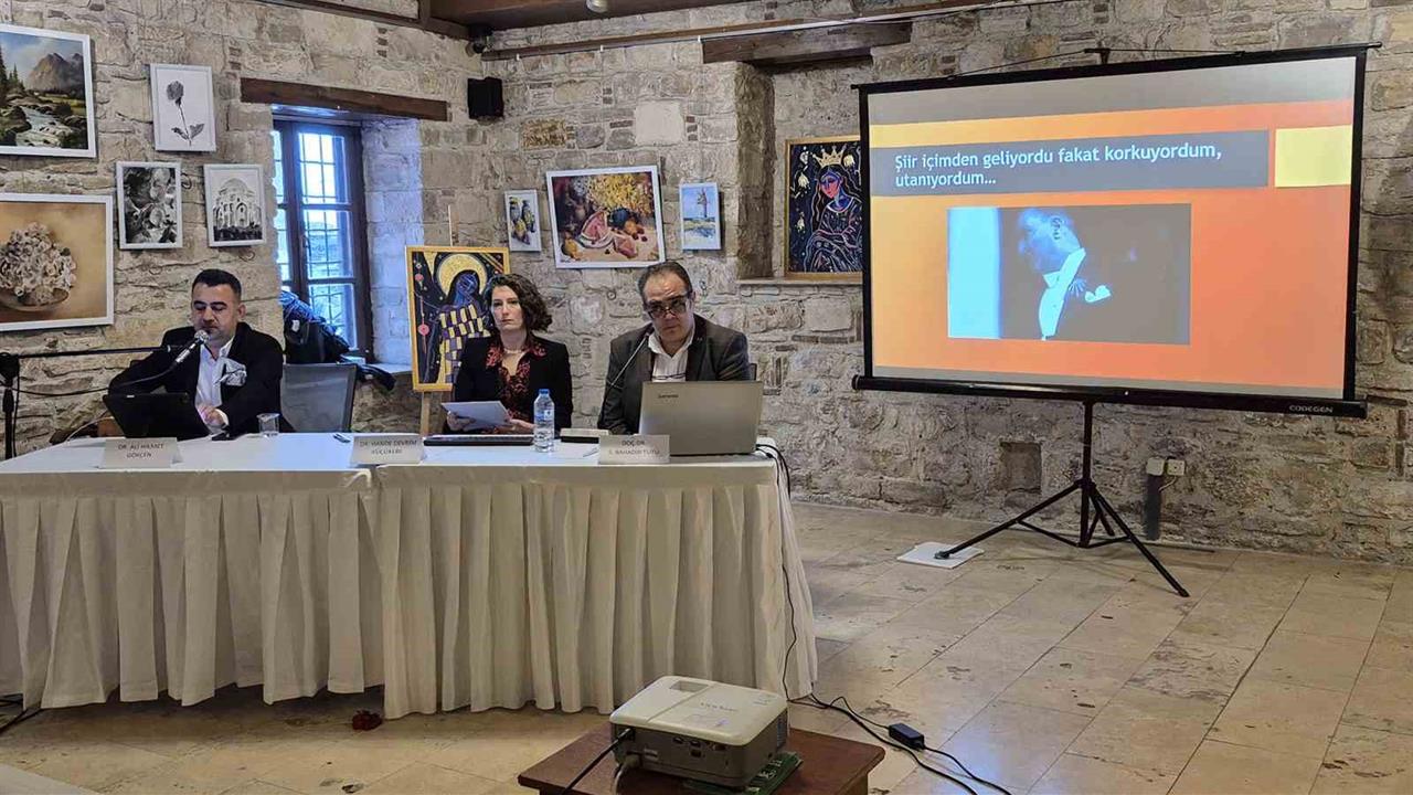 Kuşadası'nda Aşık Veysel İçin Panel Düzenlendi