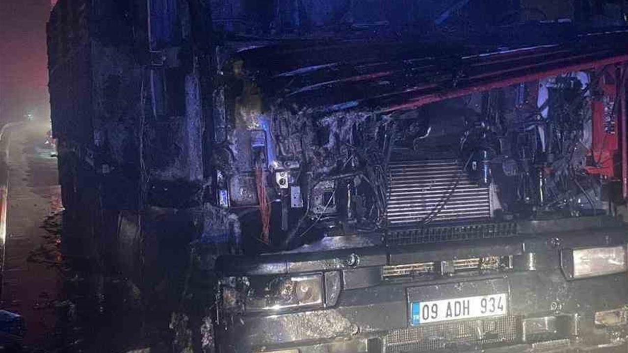 Bilecik'te Seyir Halindeyken Yangın Çıkan Tır Kül Oldu