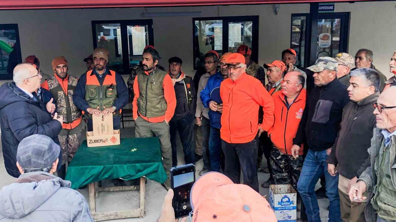 Denizli Çameli'de Üreticiler Domuzlarla Mücadele İçin Avcılara Destek Veriyor