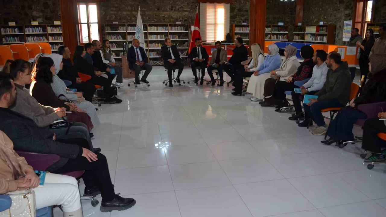 Bulanık'ta Kaymakam Koşansu, Öğretmenlerle Kütüphane Söyleşisi Düzenledi