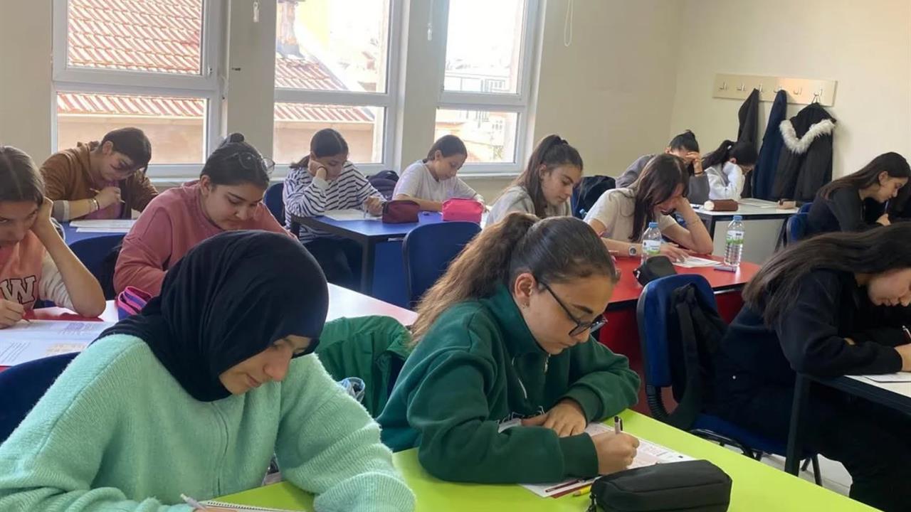 Kayseri'de Genç KAYMEK, TYT ve LGS deneme sınavları ile öğrencilere destek sağlıyor.