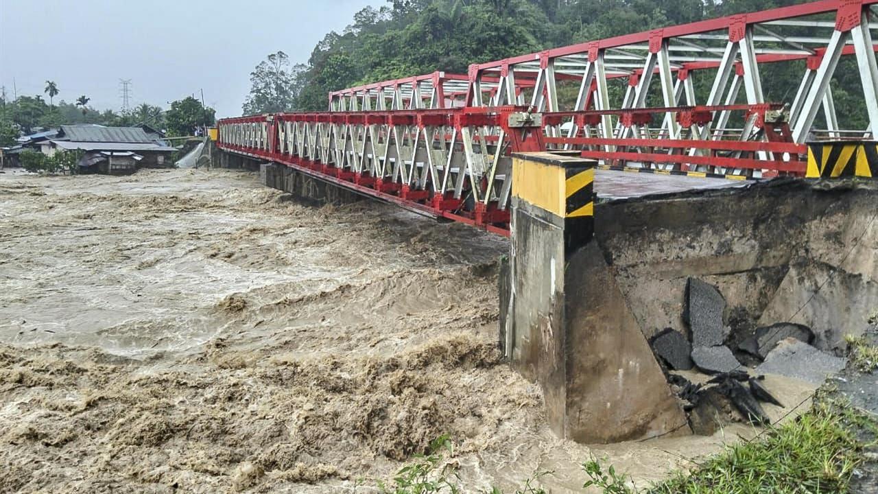 Endonezya Kuzey Sumatra'da Sel ve Toprak Kaymalarında 49 Kişi Hayatını Kaybetti