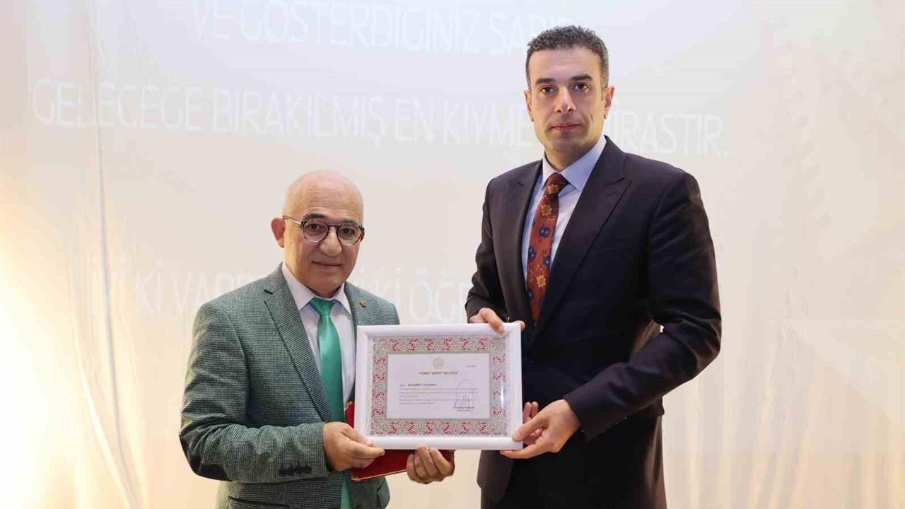 Denizli'de Emekli Öğretmen Muhammet Kahraman'a Üstün Şeref Belgesi Verildi