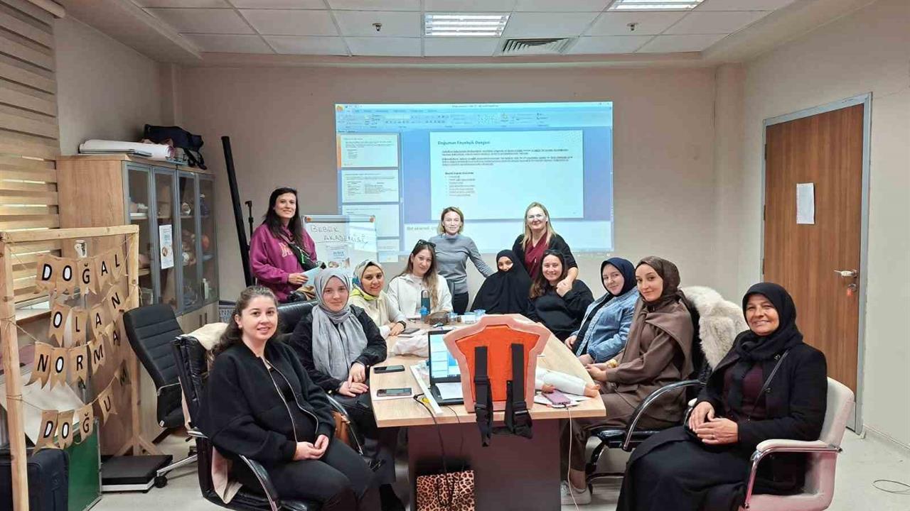 Düzce'de Sağlık Müdürlüğü Tarafından Düzenlenen Gebe Okulu ve Bebek Akademisi Eğitimleri Devam Ediyor