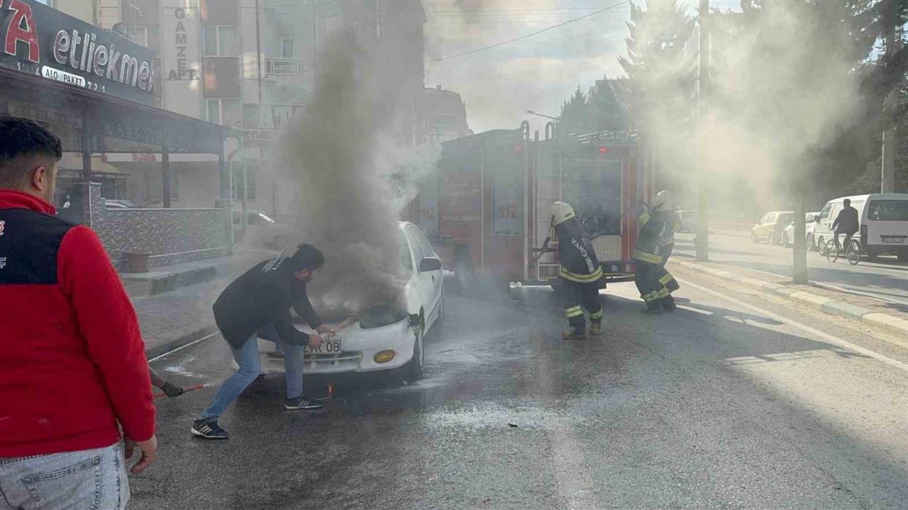 Konya Ereğli'de Seyir Halindeki Bir Otomobilde Yangın Meydana Geldi