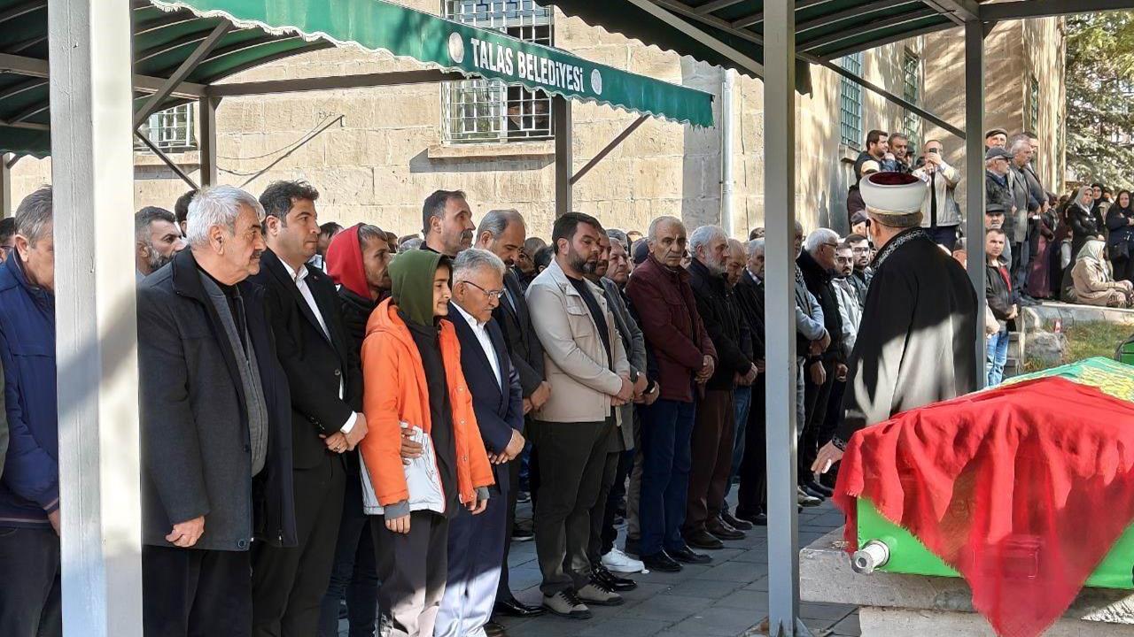 Kayseri Melikgazi'de Sokakta Tüfekle Vurulan Kadının Cenazesine Oğlu Katıldı