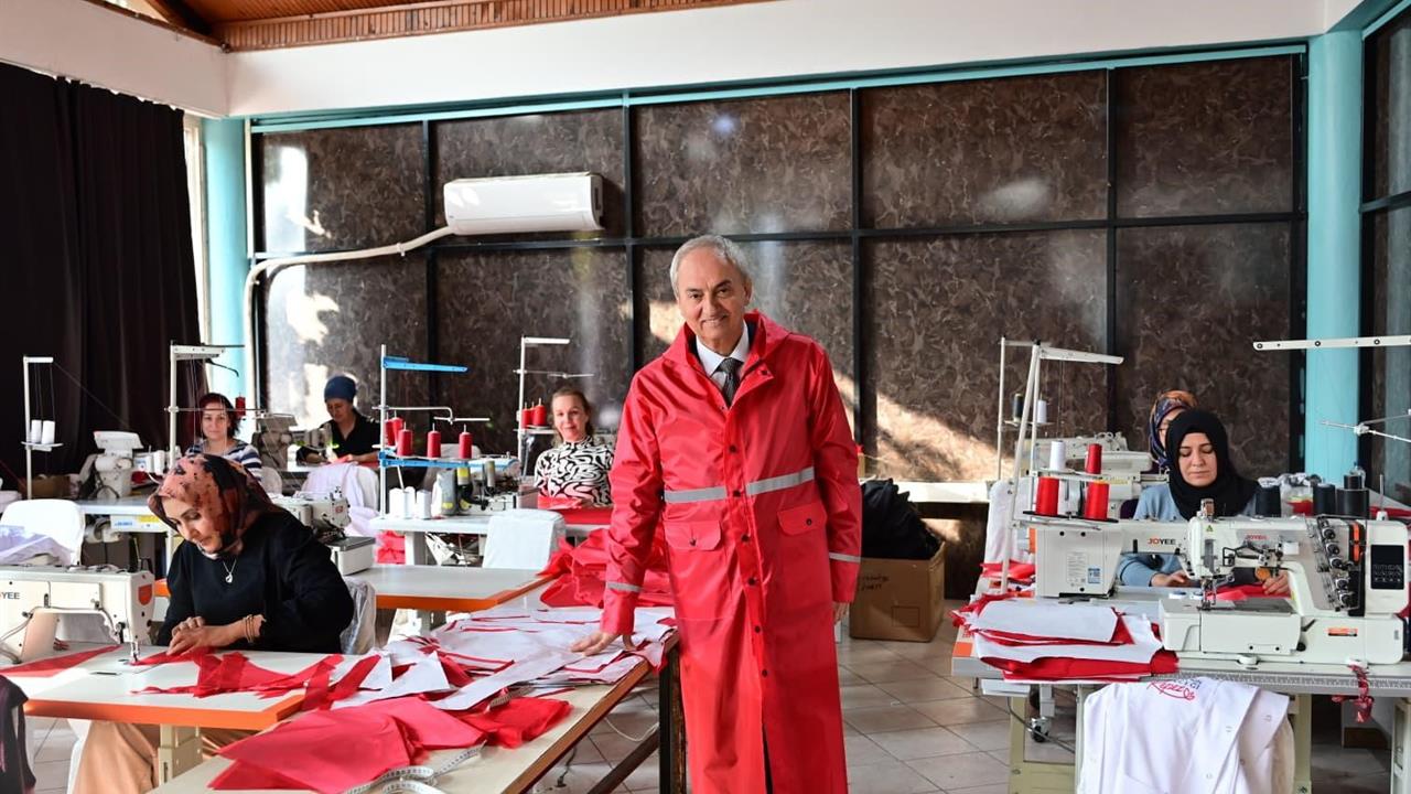 Antalya Kepez'de Başkan Kocagöz, Kadın Emeğiyle Üretilen Yağmurlukları Test Etti