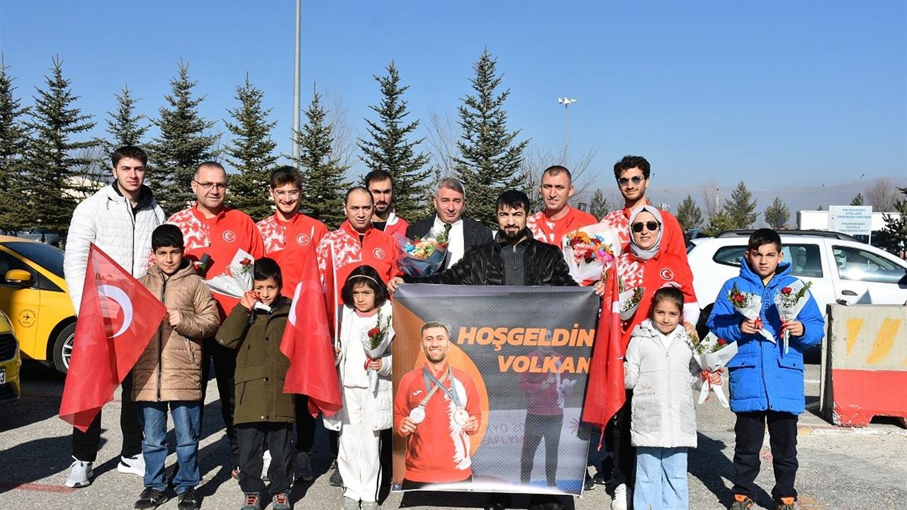 Erzurum'da DEAFLYMPICS'te Çifte Madalya Kazanan Volkan Kardeşler İçin Tören Düzenlendi