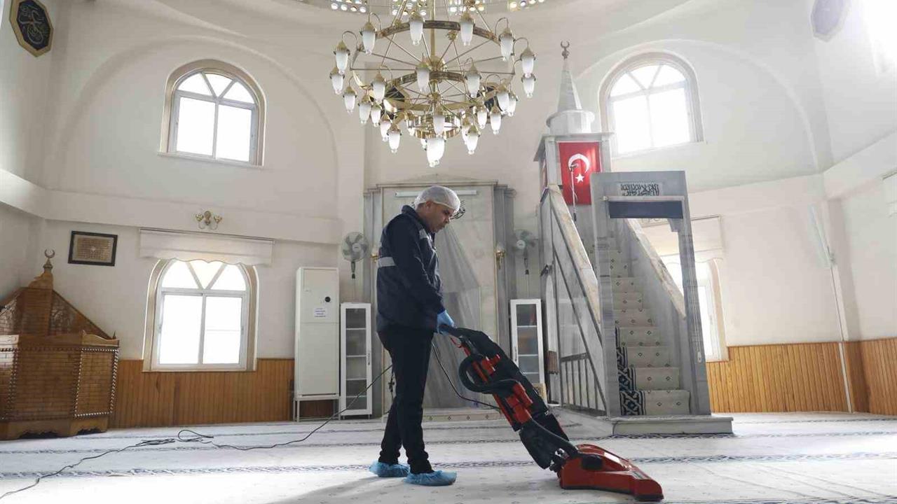 Aydın Merkez'deki Camilerde Temizlik Çalışmaları Devam Ediyor