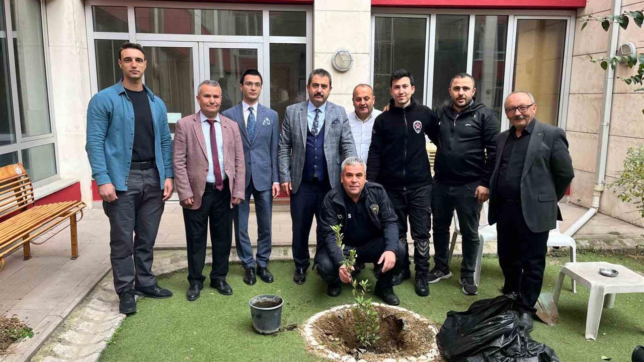 Manisa Turgutlu'da Adliye Çalışanları Ağaçlandırma Çalışması Yaptı