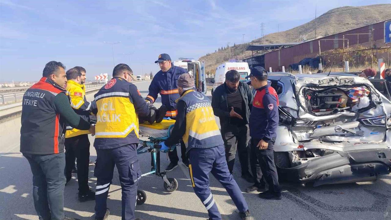 Çorum Sungurlu'da Cip ile Kamyonun Çarpışması Sonucu 5 Yaralı