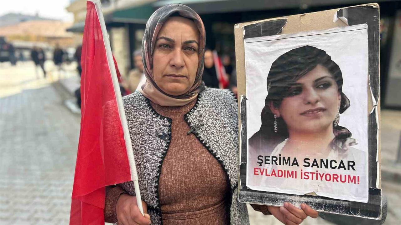 Van'da Eyleme Katılan Anne: "Artık Evlatlarımızı Değil, Silahları Gömsünler"