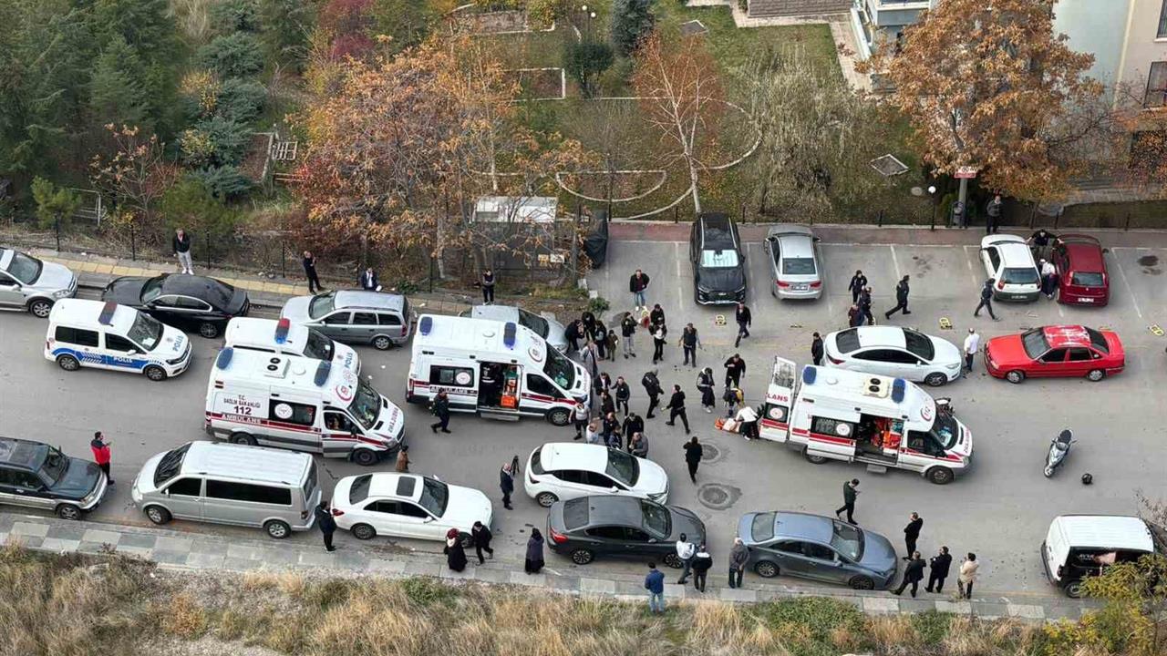 Ankara'da Adliye Çıkışında Çıkan Bıçaklı Kavgada 5 Kişi Yaralandı