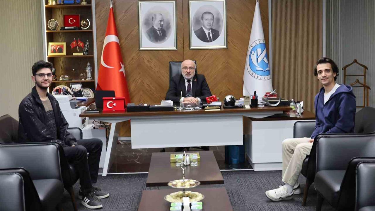 Kayseri'de KAYÜ Öğrencileri Rektör Karamustafa'yı Ziyaret Etti