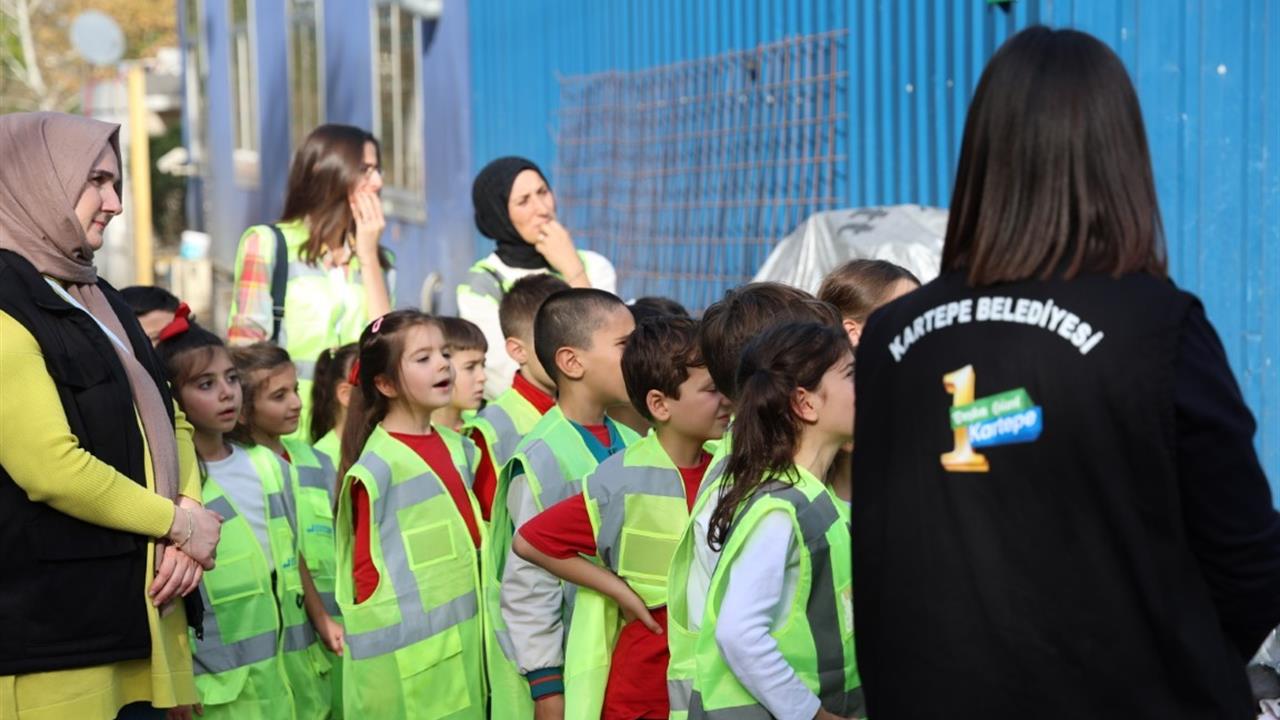 Kartepe'de İlkokul Öğrencilerine Geri Dönüşüm Bilinci Aşılanıyor.