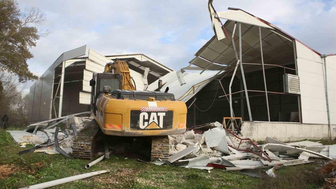 Bursa Nilüfer'de Yaylacık, Ürünlü ve Alaaddinbey Mahalleleri'nde kaçak yapılar yıkıldı.