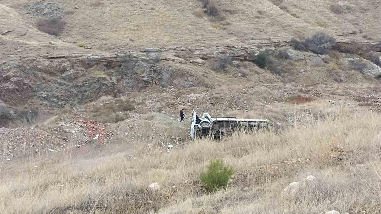 Elazığ'da Kamyonun Devrilmesi Sonucu Sürücü Yaralandı