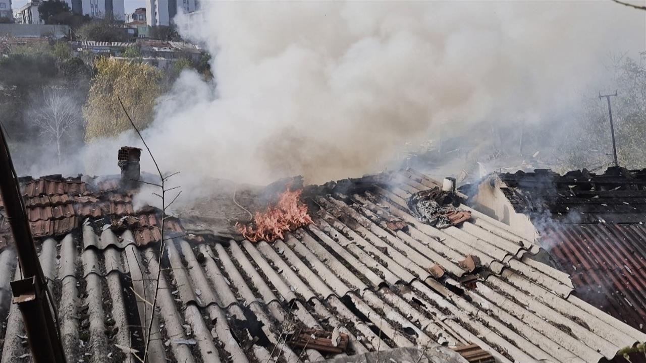Sultangazi'de Gecekonduda Meydana Gelen Yangında Evin Tamamı Alev Aldı