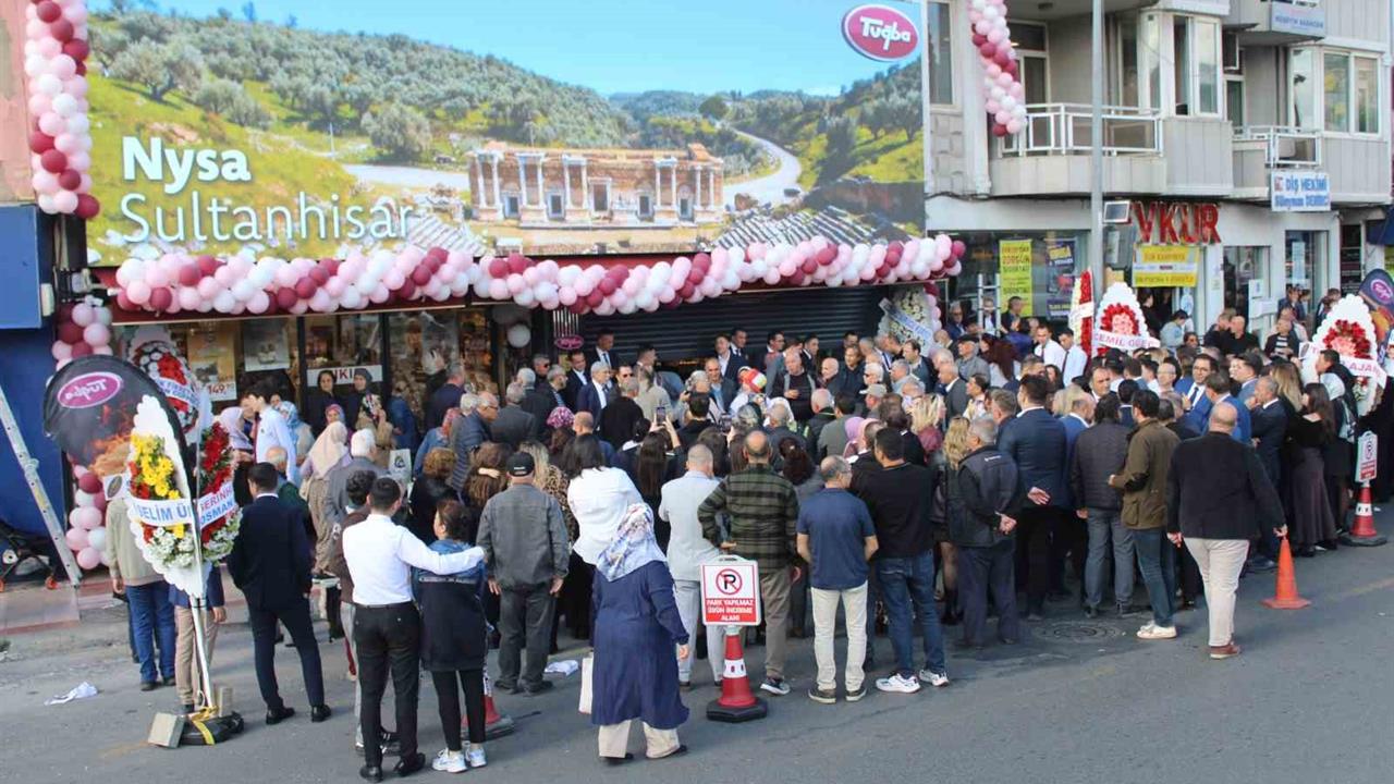 Aydın'da Tuğba Kuruyemiş'in 127. şubesi kadınların katkısıyla açıldı.