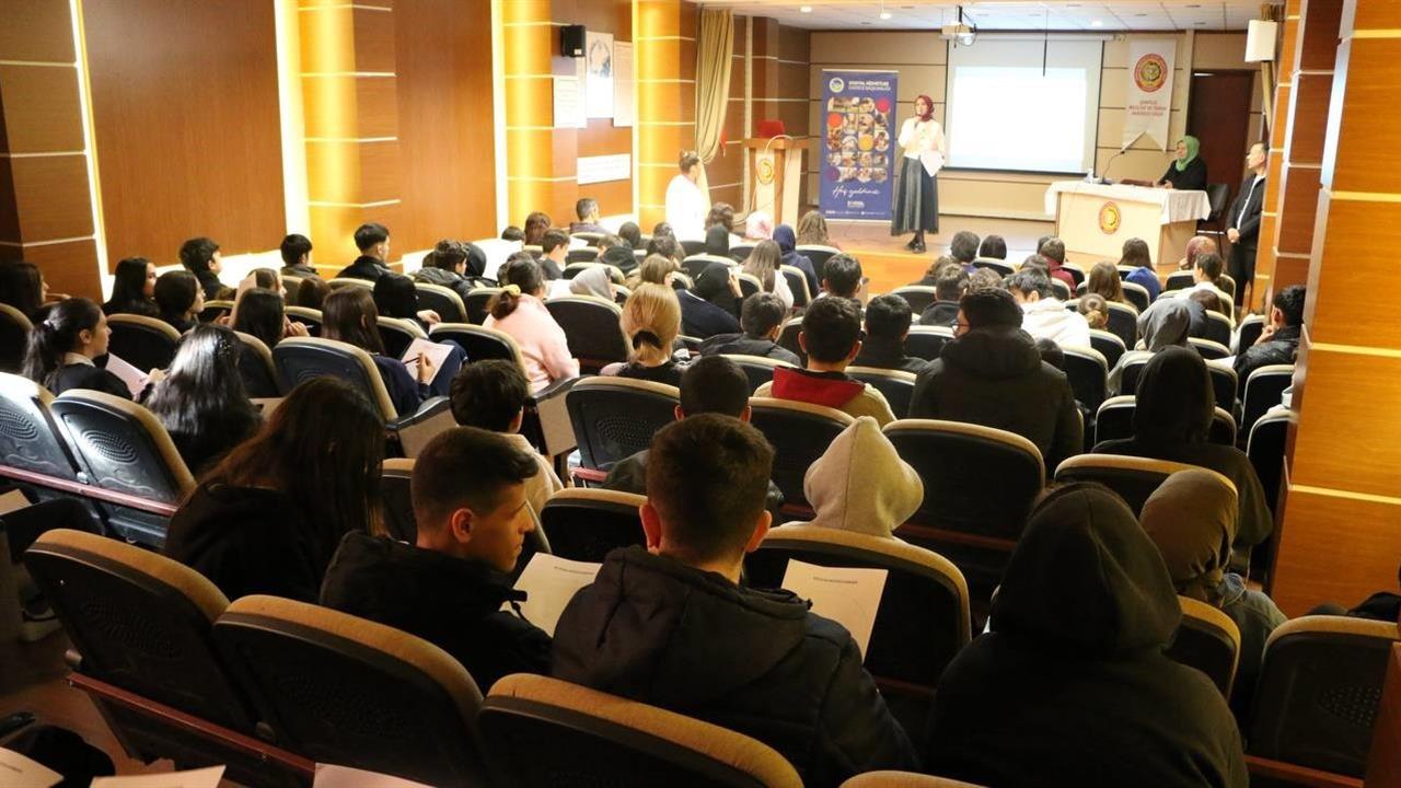 Sakarya'da Gerçekleşen Teknoloji Semineri Öğrencilerin Geleceğine Işık Tutuyor