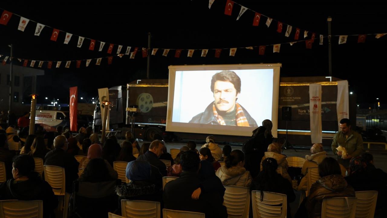 Yunusemre Belediyesi Manisa'da Açık Hava Sinema Etkinliği Düzenledi