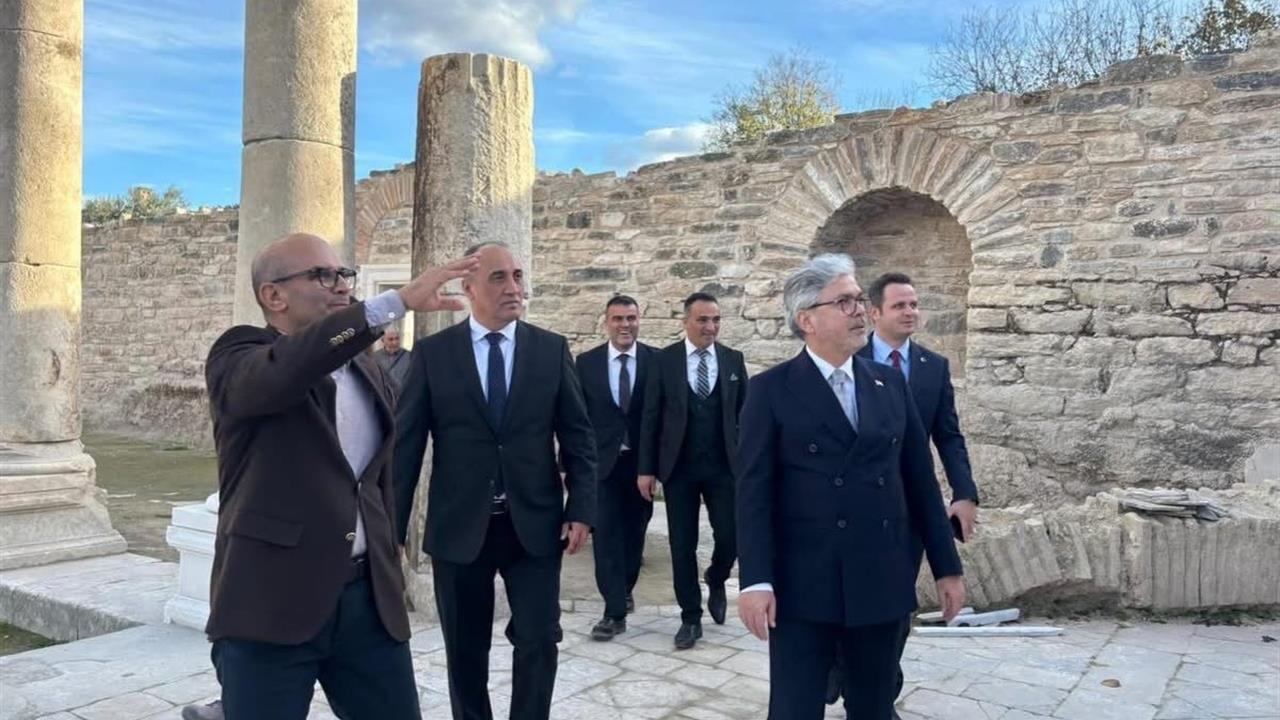 Muğla Yatağan'da Bakan Yardımcısı Ömer Faruk Yelkenci Stratonikeia Antik Kenti'ni gezdi.