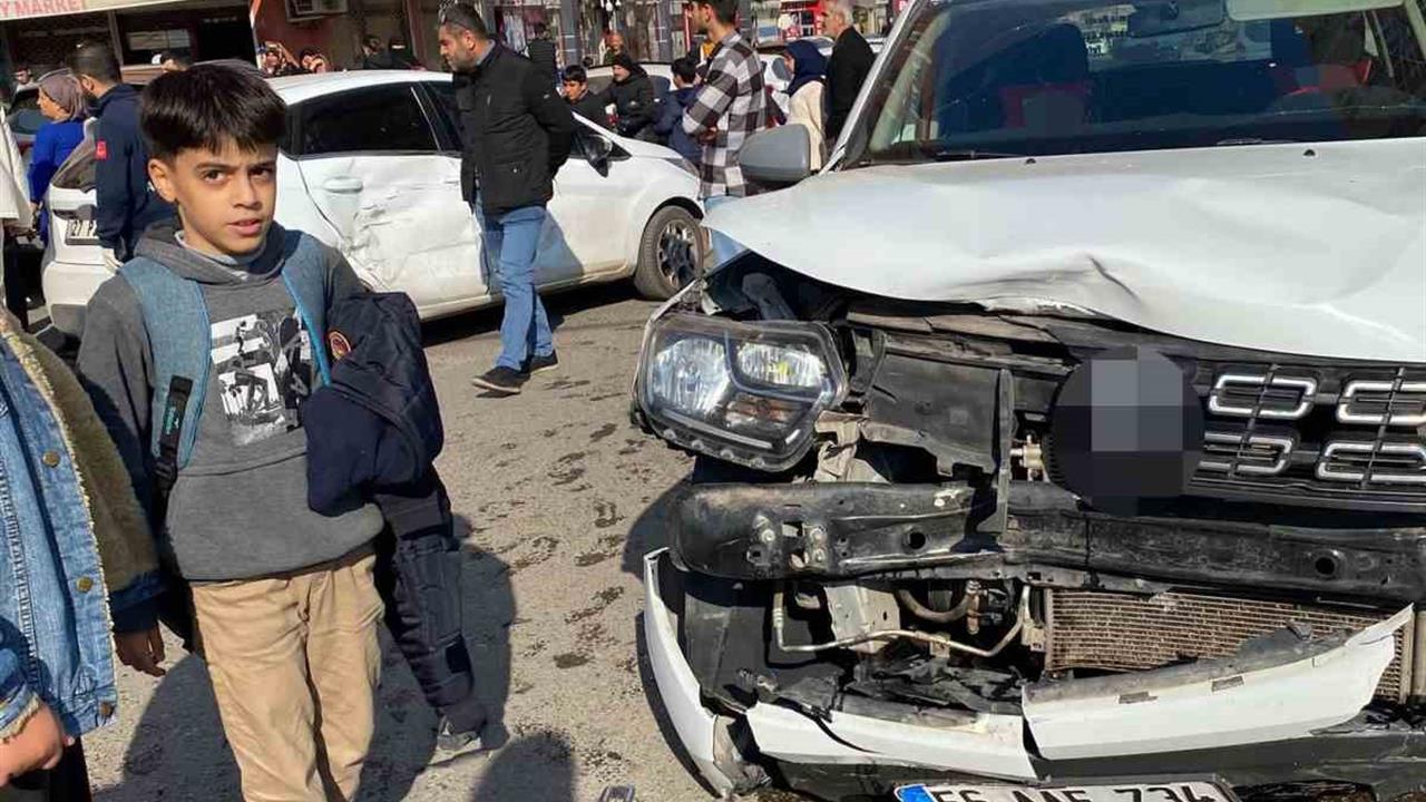 Siirt Kurtalan'da İki Otomobilin Çarpışması Sonucu 1 Kişi Yaralandı
