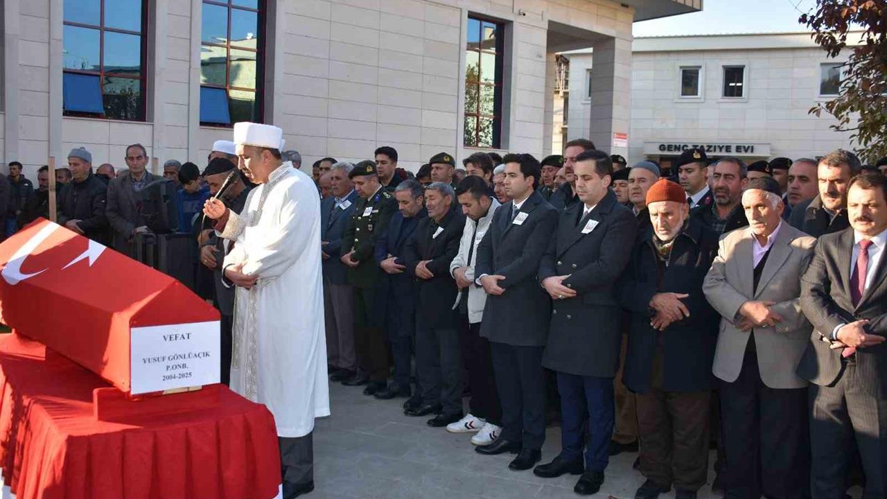 Bingöl'de Geçirdiği Rahatsızlık Sonucu Hayatını Kaybeden Piyade Er Gönlüaçık, Törenle Defnedildi.