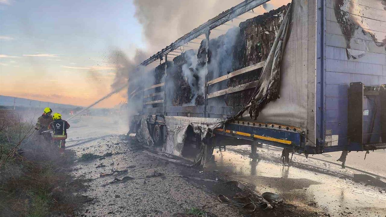 Balıkesir Bandırma Karayolu'nda Tır Dorsesinde Yangın Olayı Meydana Geldi