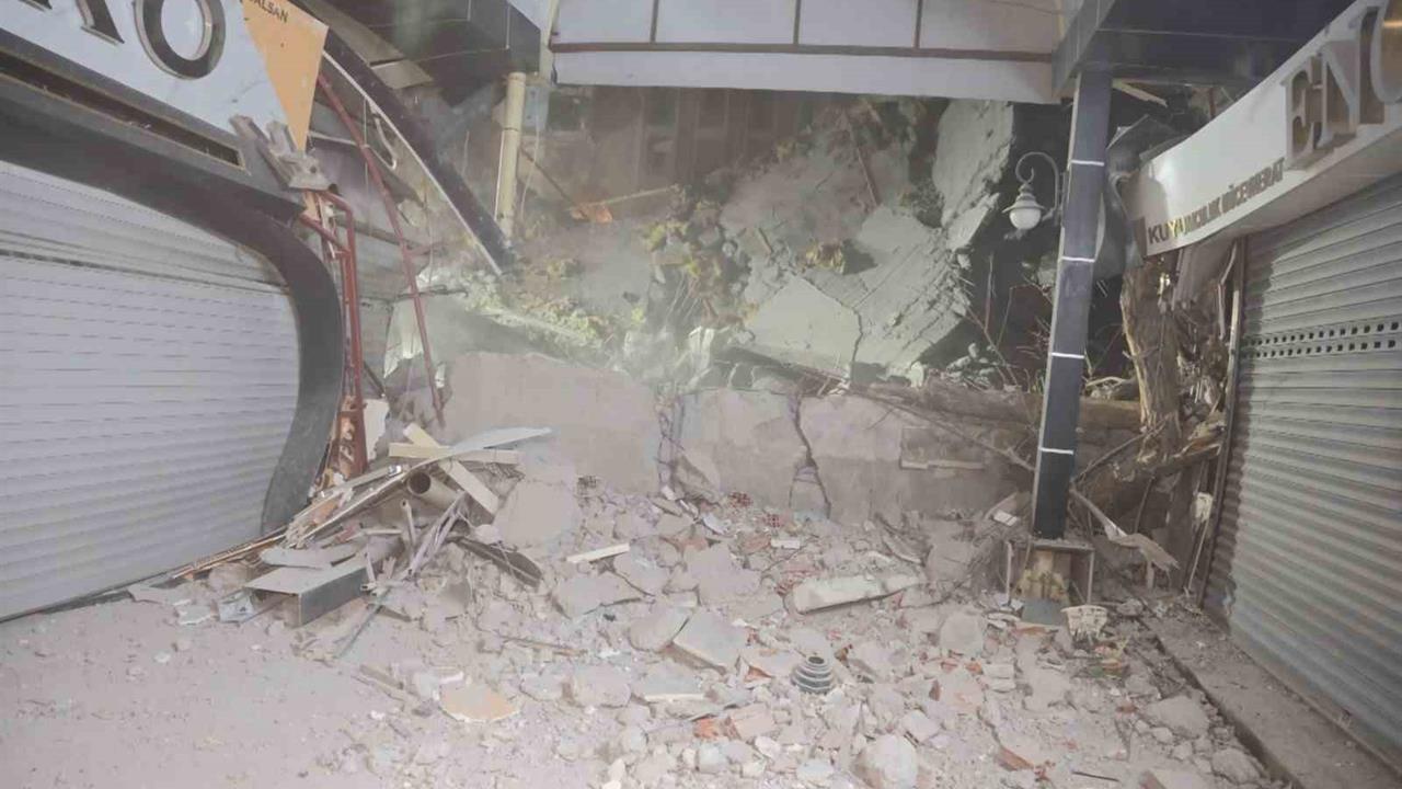 Aksaray'da Gece Yapılan Kontrolsüz Yıkım Üç Dükkanın Hasar Görmesine Neden Oldu