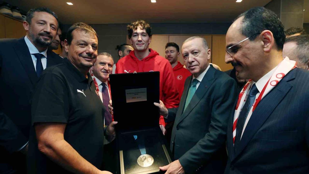İstanbul'da A Milli Erkek Basketbol Takımı, Erdoğan'a Madalya Taktim Etti