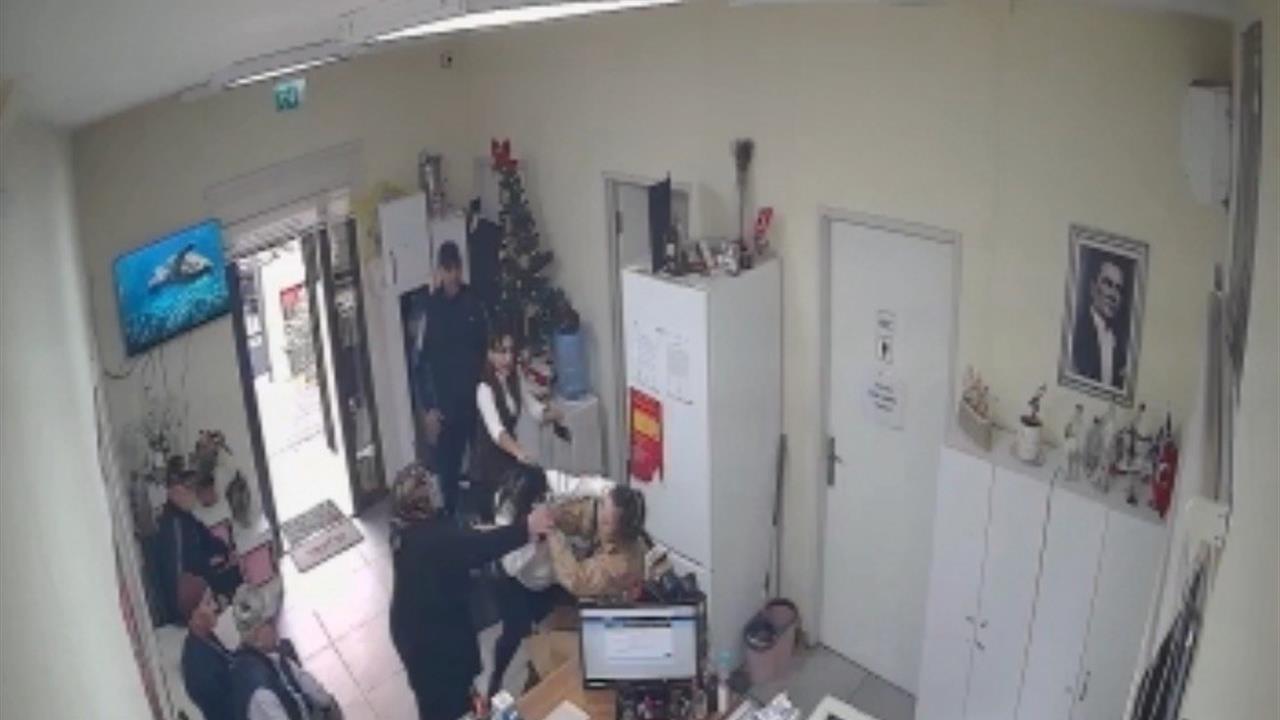 Pendik Yenişehir'de Muhtar ve Vatandaş Arasında Belge Krizi Nedeniyle Kavga Yaşandı