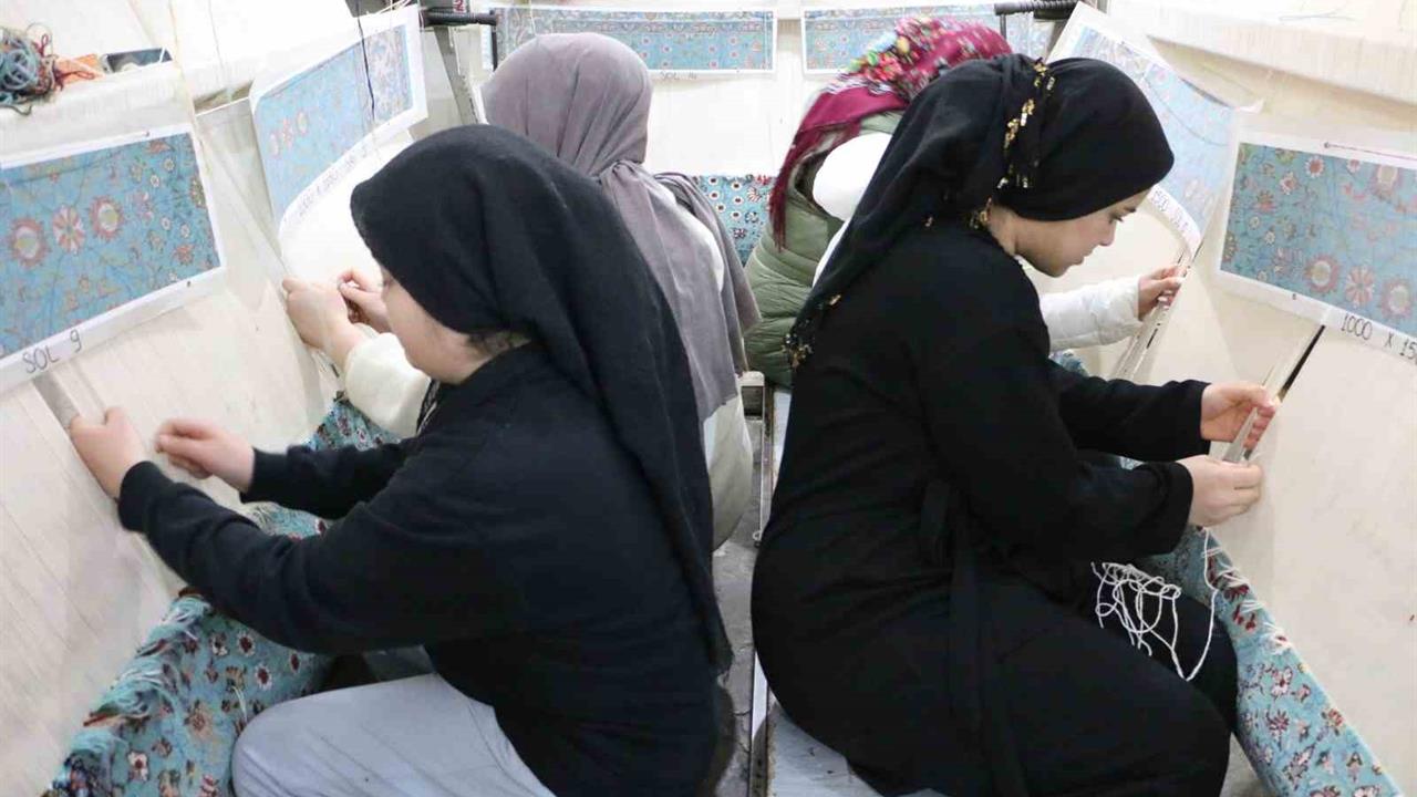 Diyarbakır Bağlar'da Kadınlar El Emeği Halılarıyla Avrupa'ya İhracat Yapıyor