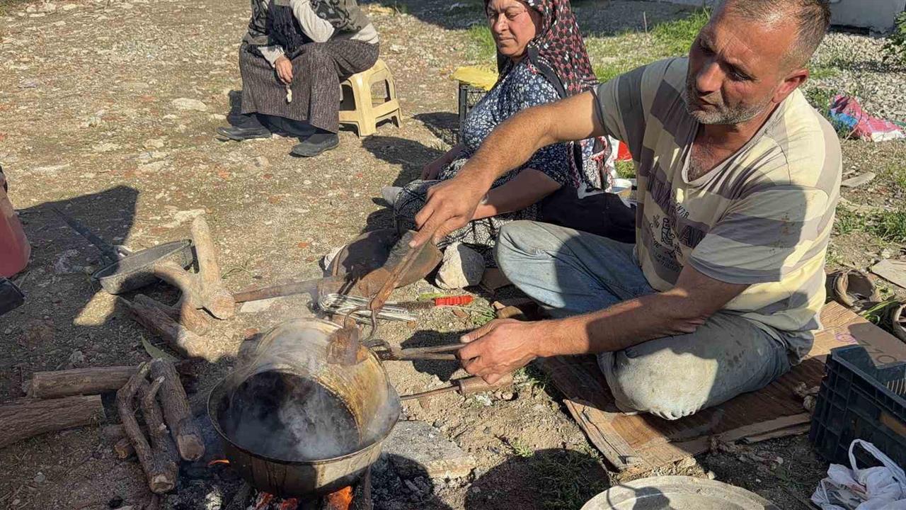 Düzce'de Kalaycı Umut Çakır, Geleneksel Mesleğiyle Sağlıklı Ürünler Sunuyor
