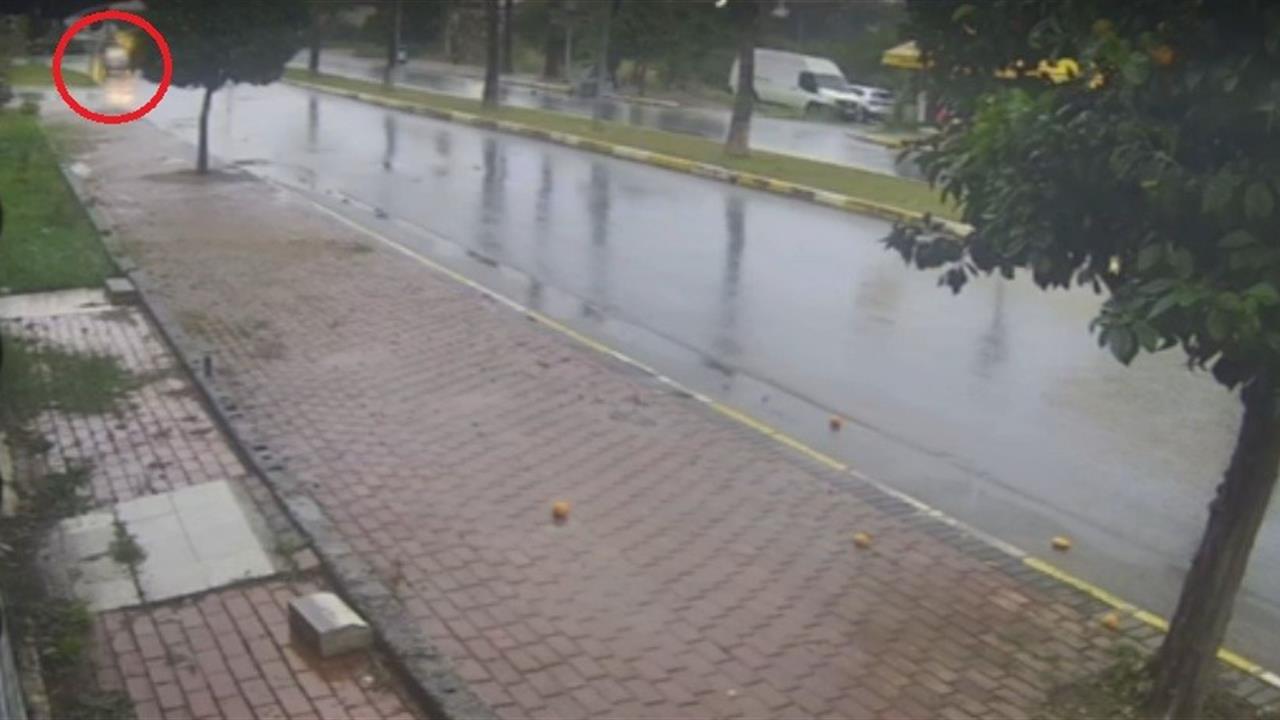 Antalya'da Seyir Halindeki Otomobilin Yandığı Olayda Sürücü Kendini Kurtardı