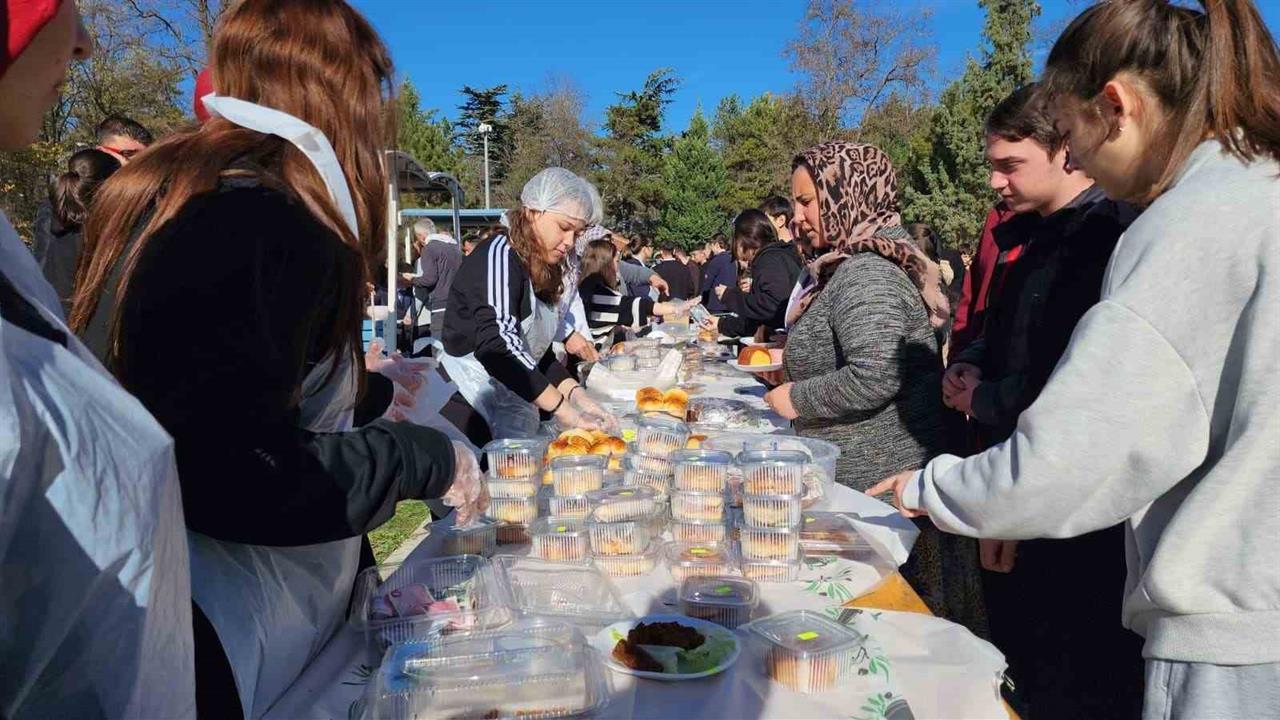 Kütahya Kılıçarslan Anadolu Lisesi'nde Gazze İçin Düzenlenen Hayır Çarşısı Etkinliği