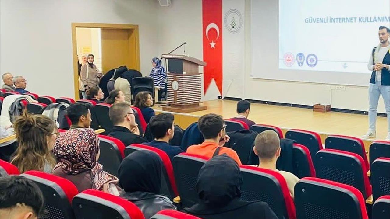 Kütahya Merkez'de Öğrencilere Yönelik Siber Güvenlik Semineri Düzenlendi