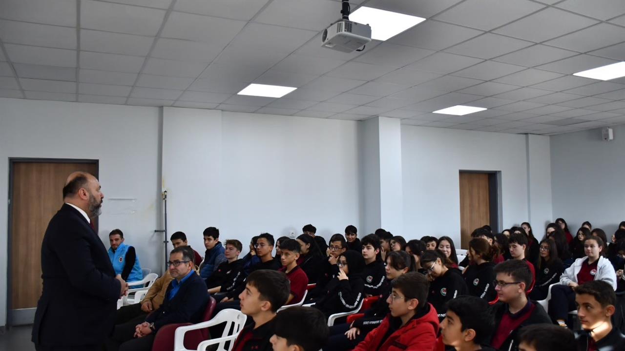 Kütahya'da Abdülhamid Han Anadolu Lisesi'nde "Hz. Peygamber ve Şahsiyet İnşası" Konferansı Gerçekleştirildi.