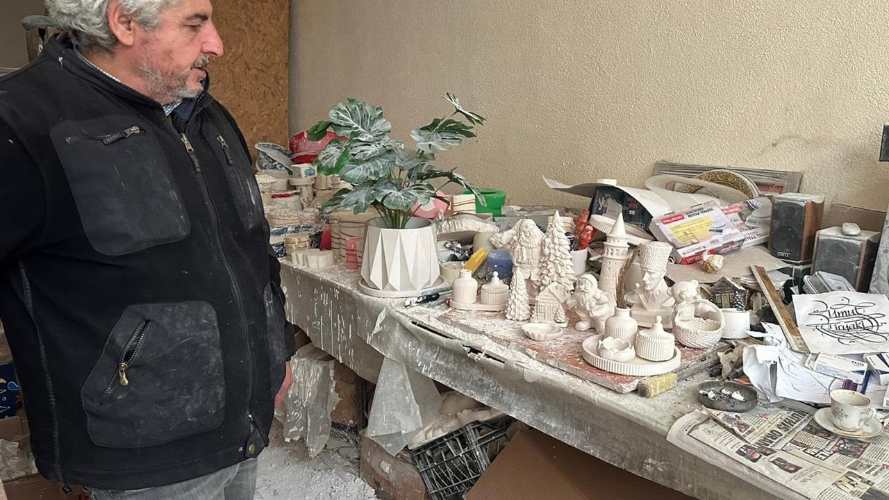 Tekirdağ Muratlı'da 36 Yıldır Alçıdan Biblo Sanatıyla Uğraşan Necmettin Balcan, Hala Aynı Heyecanla Üretim Yapıyor.