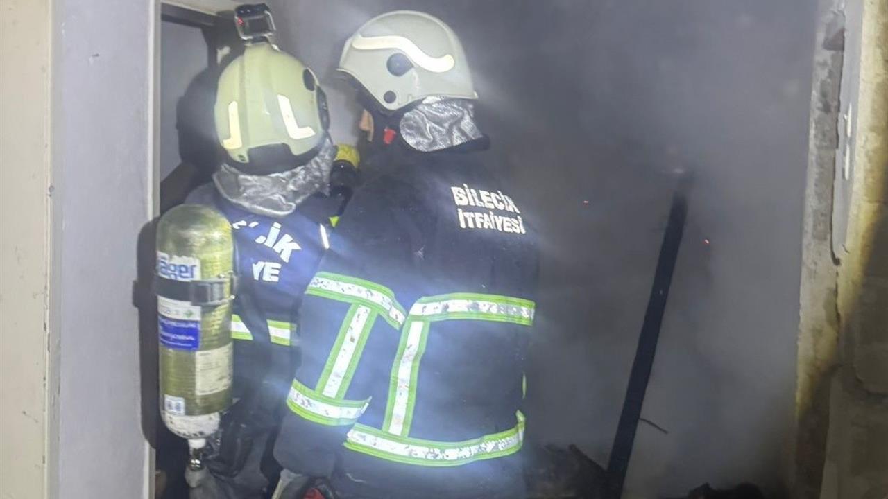 Bilecik Merkez'de Metruk Bir Binada Yangın Çıktı, İtfaiye Hızla Müdahale Etti