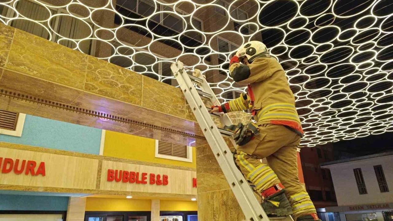 Hatay İskenderun'da Duvar Boşluğuna Sıkışan Kedi İtfaiye Ekipleri Tarafından Kurtarıldı