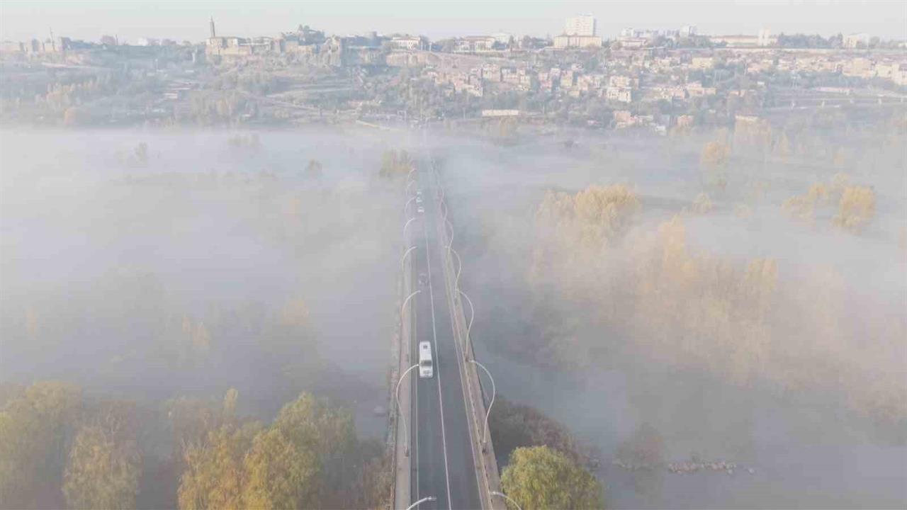 Diyarbakır'da Sabah Saatlerinde Yoğun Sisle Kaplanan Tarihi Mekanlar Görenleri Etkiledi.