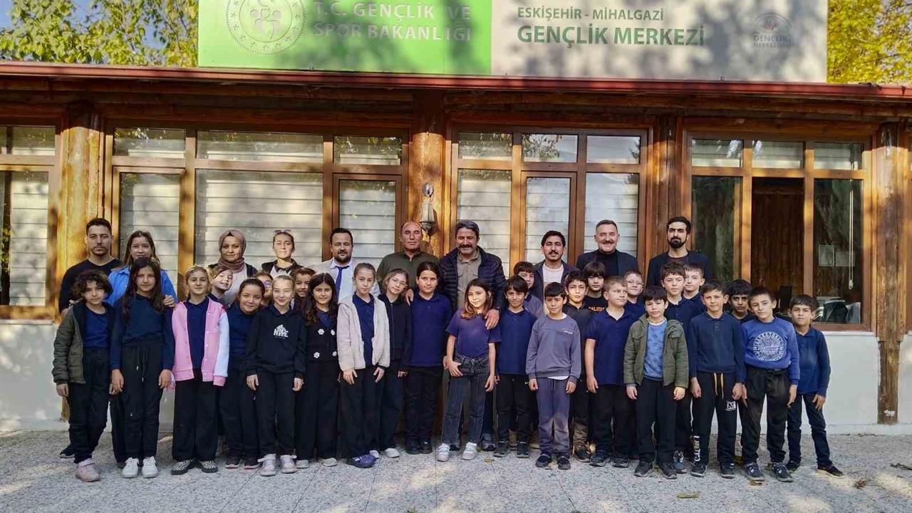 Eskişehir Mihalgazi'de Gençlik ve Spor İl Müdürü Kalın, Gençlerle Bir Araya Geldi