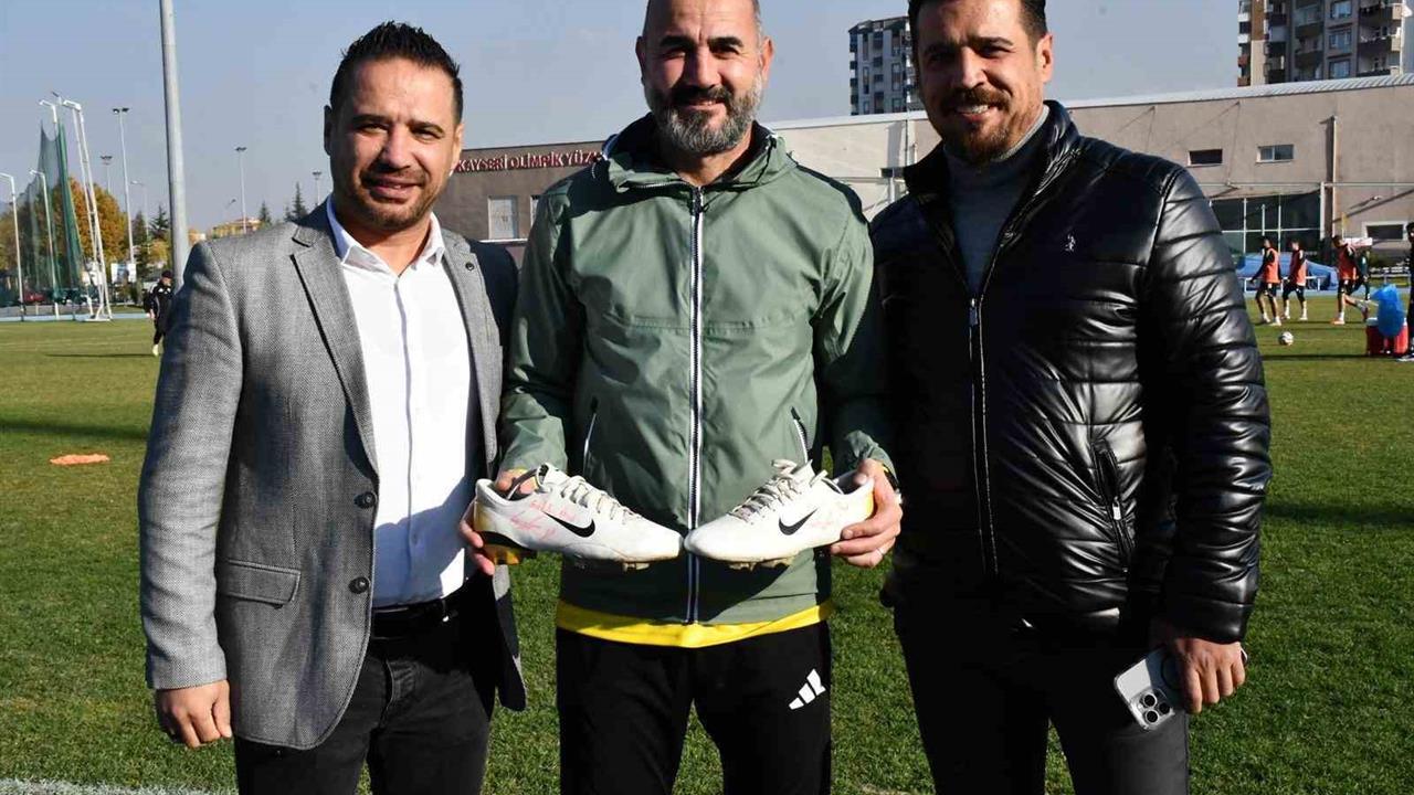 Kayseri'de Gökhan Ünal'a Gol Kralı Ayakkabısı Hediye Edildi