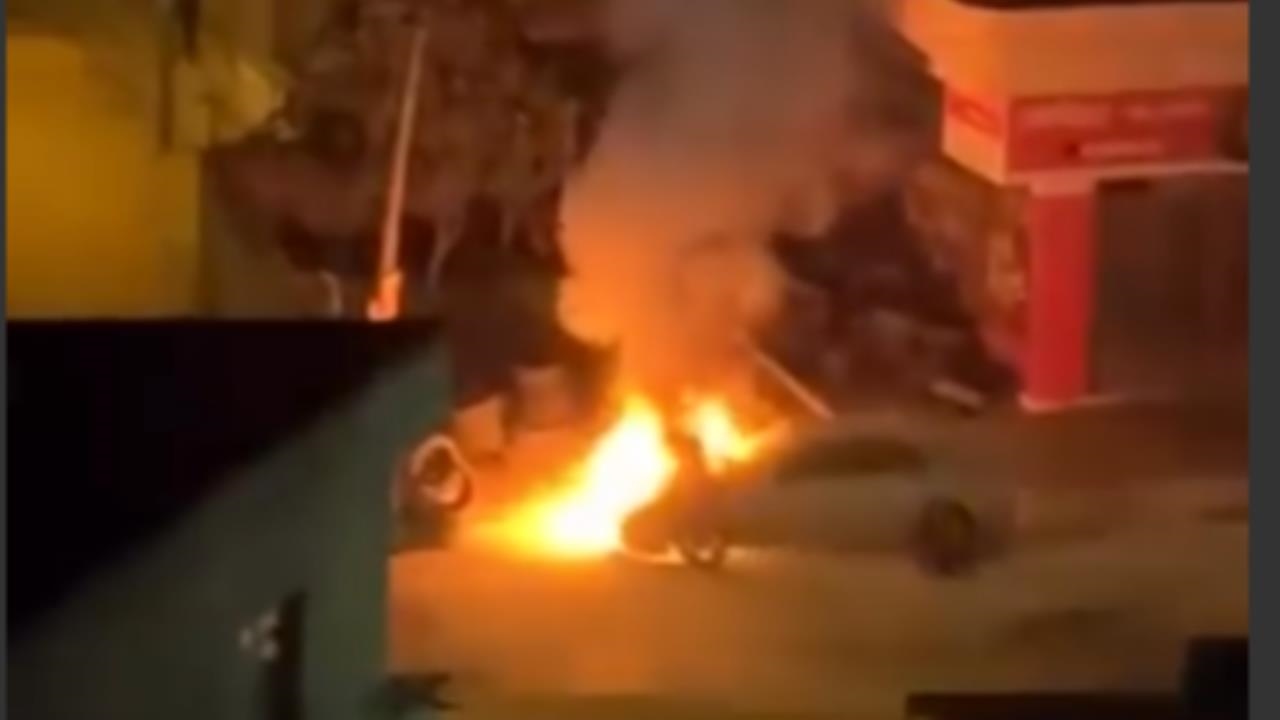 Toroslar Yalınayak’ta Park Halindeki Otomobil Alev Aldı