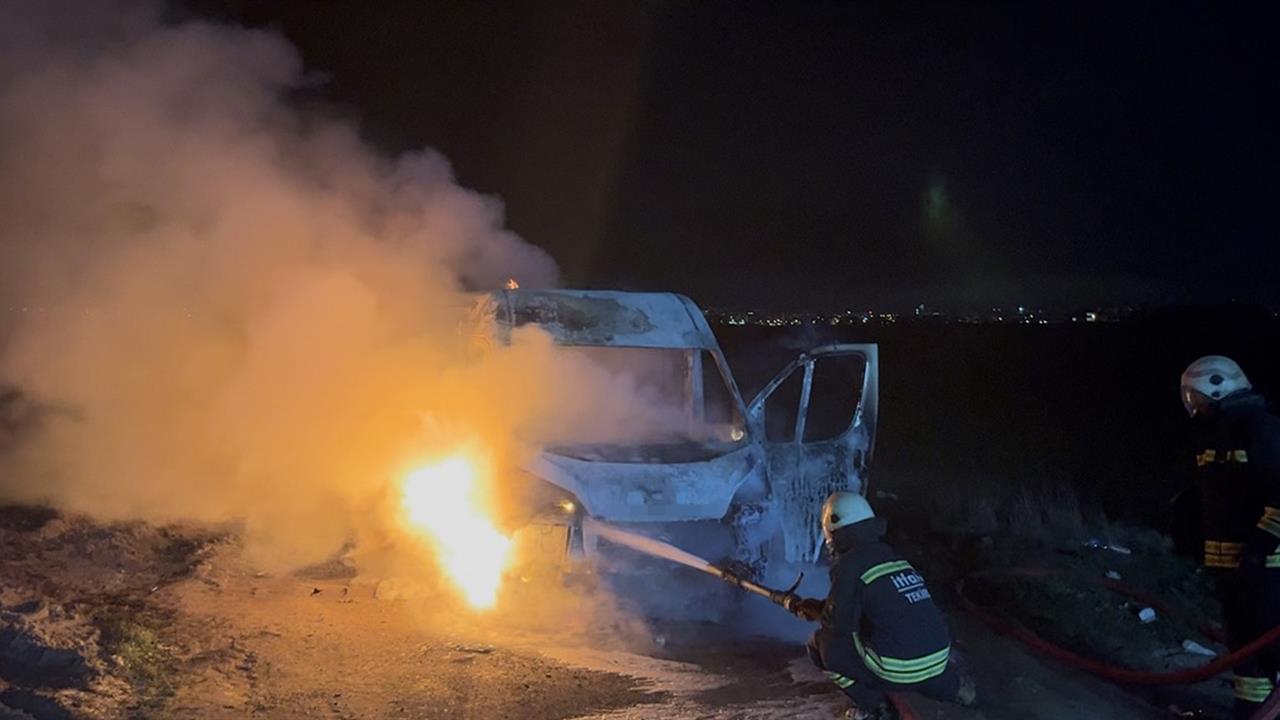 Tekirdağ'da Minibüs Yangınında Sürücü 2. Derece Yanıklarla Hastaneye Kaldırıldı